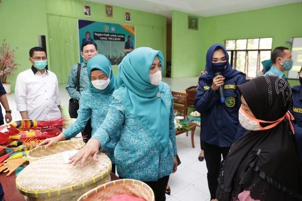 Ketua dan Wakil Ketua TP PKK Sumut Semangati Lansia di Panti Sosial Binjai